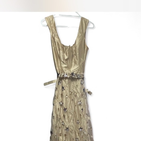 Elegant Gold Sleeveless Dress - Picture 1 of 6